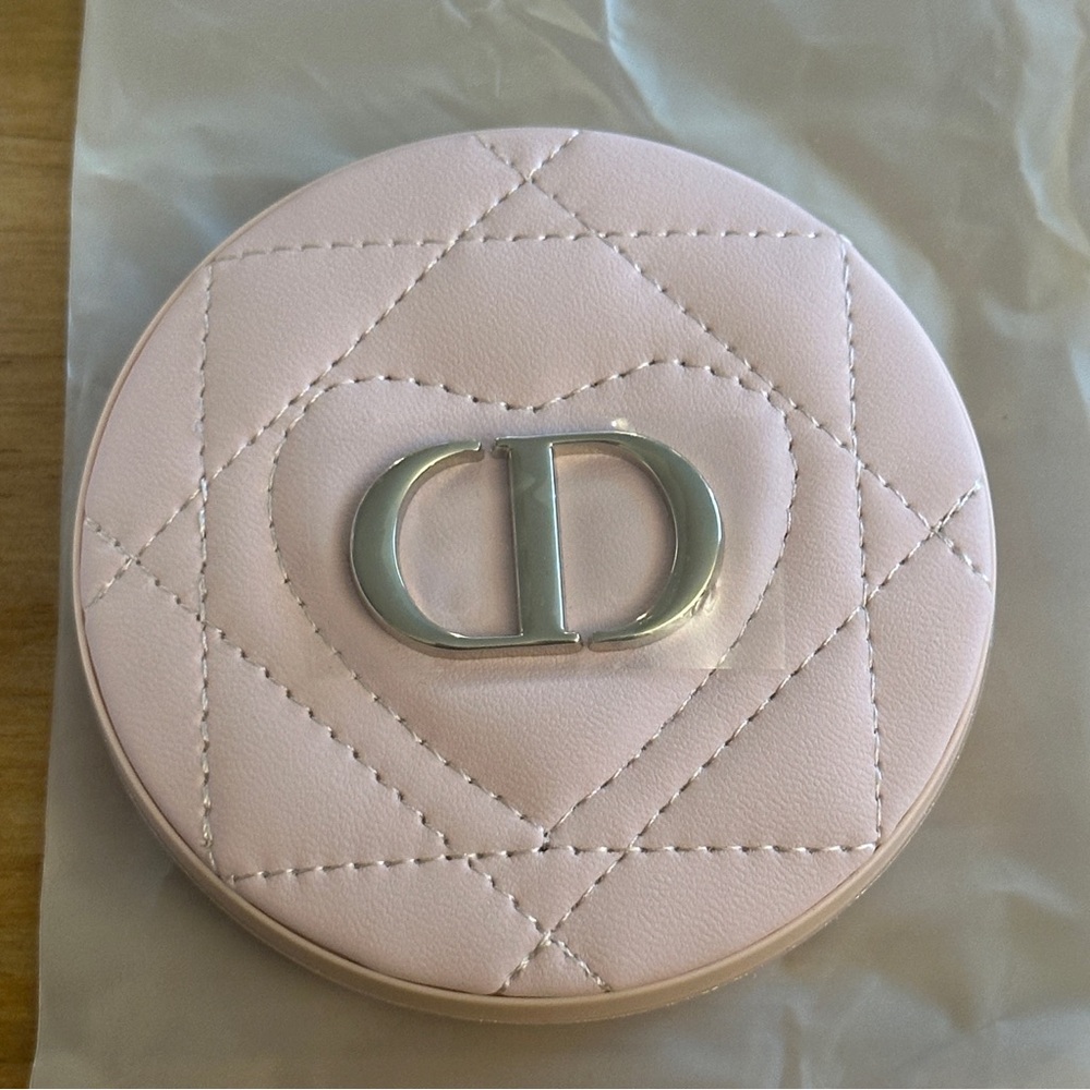 DIOR BEAUTY COMPACT MIRROR
LIGHT PINK, QUILTTED PATTERN, New in box - Picture 2 of 2